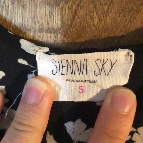 Black and wife floral blouse button up - Picture 2 of 3